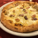 イタリアンベーコンとスカモルッツァチーズのピッツァ