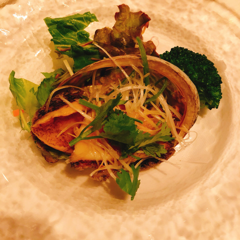 蒸しアワビ  ねぎ醤油(重慶飯店 麻布賓館)