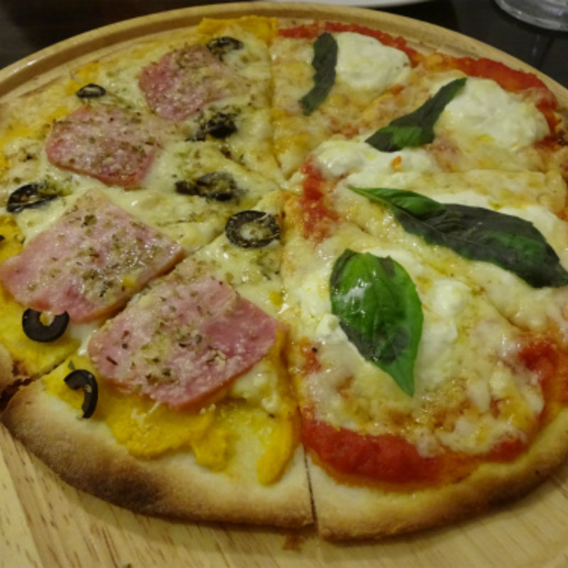 ピザ :2種のハーフ＆ハーフ(カフェアンドデリ ロディアックアーケストラ)