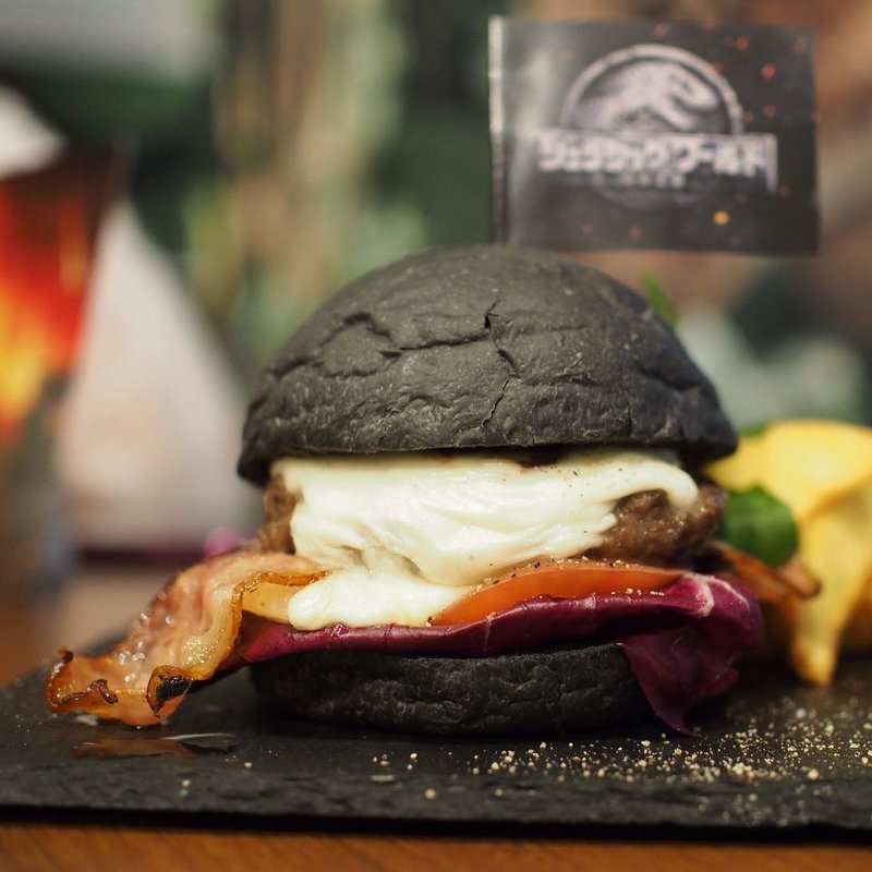 いざ炎の王国へ！ジュラシックワールドバーガー(ジュラシックワールドカフェ)