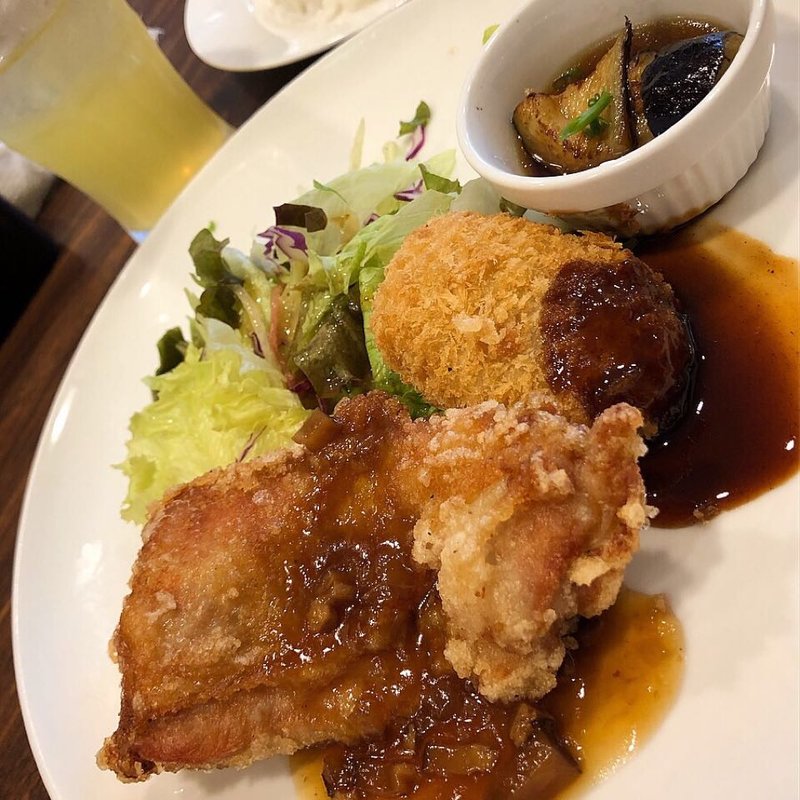 日替わりランチドリンクバー付 838円﻿ 【火】竜田チキンとコロッケ＆茄子の煮びたし(ジョナサン 方南町店)