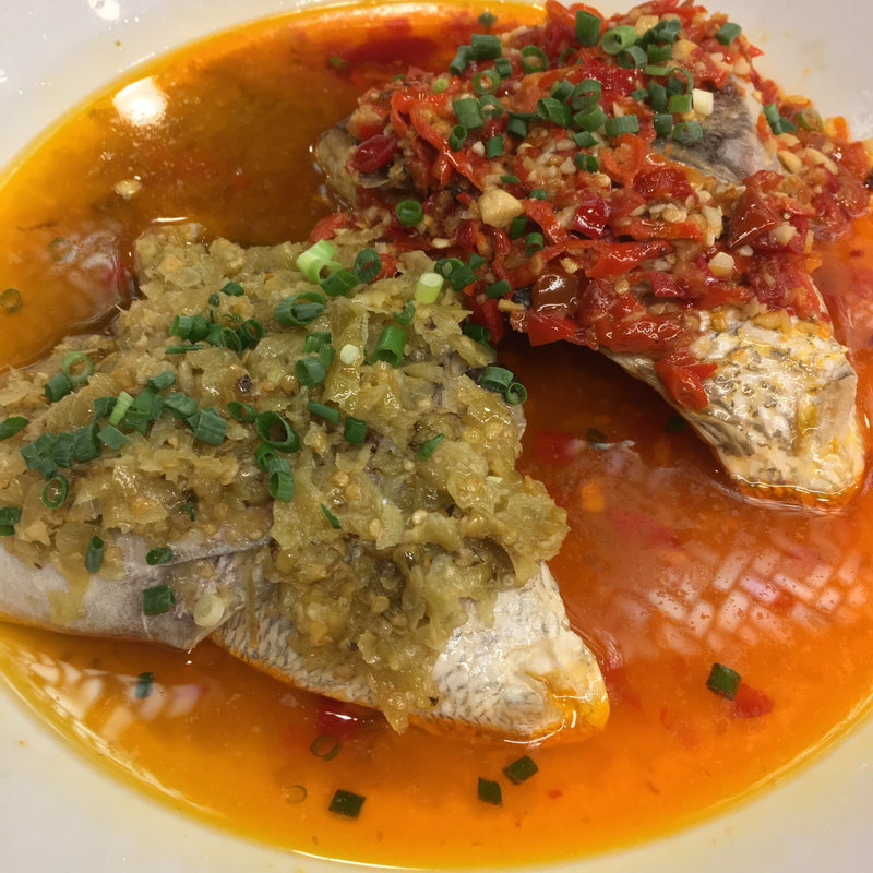 魚の頭と漬け唐辛子の湖南風蒸し(福満園 別館)