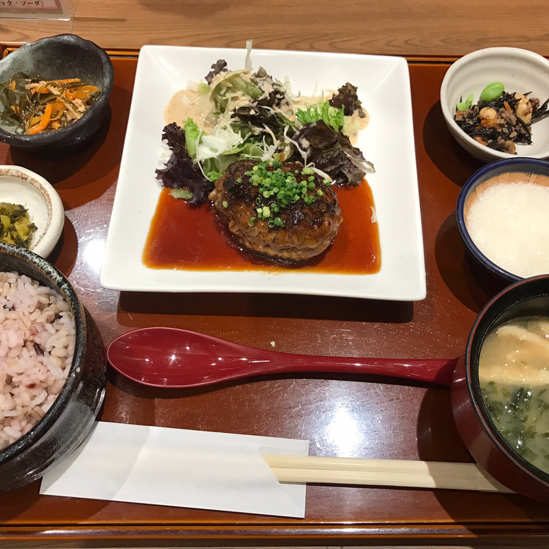 麦入りハンバーグ定食(美膳麦や七蔵)