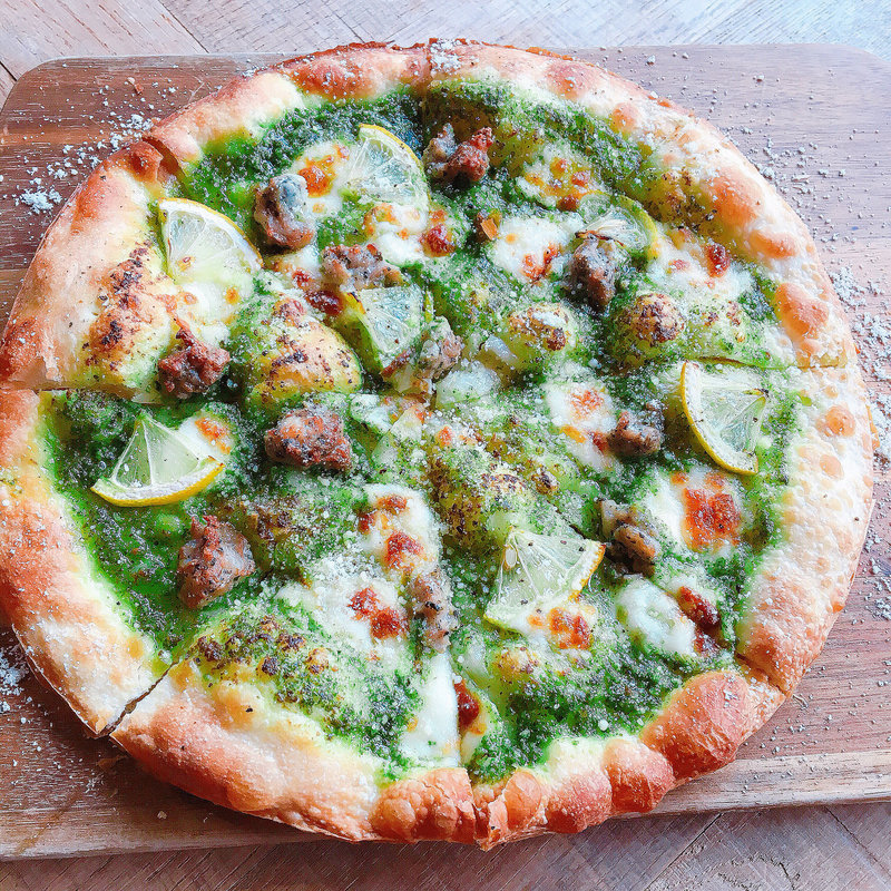 レモンとサルシッチャのピッツァ(カモン ピウ （kamon piu）)