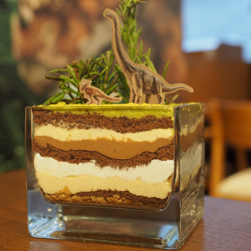 地層パフェ 〜草食恐竜の大平原〜(ジュラシックワールドカフェ)