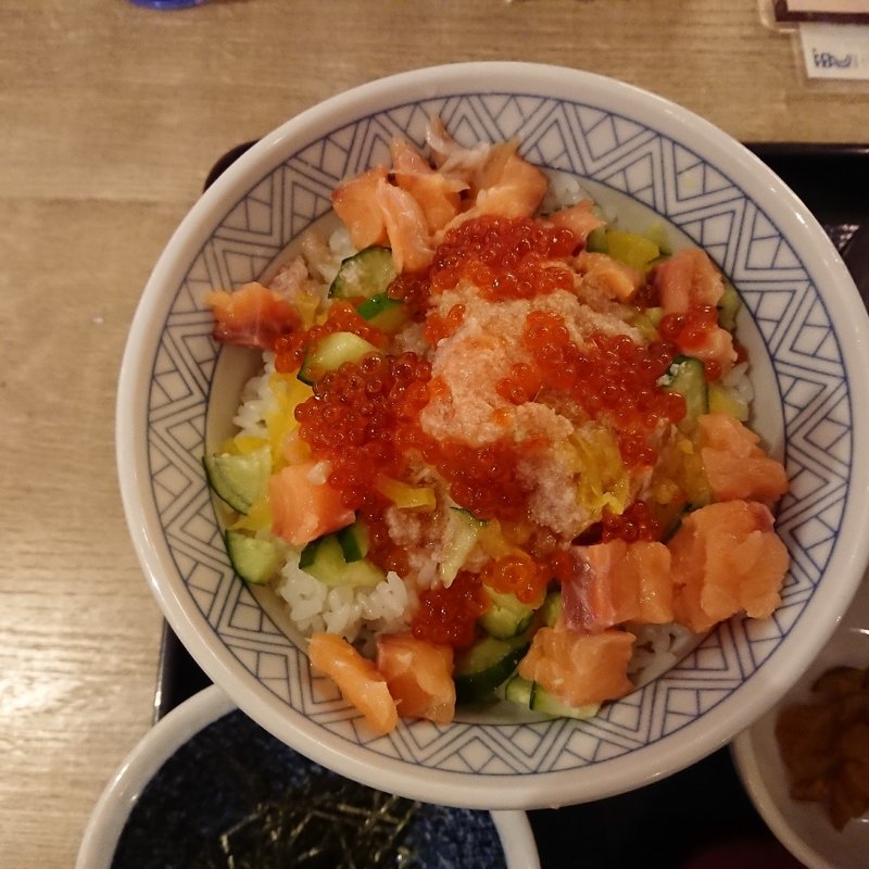サーモンとイクラの彩りチラシ丼(魚盛 飯田橋店 )