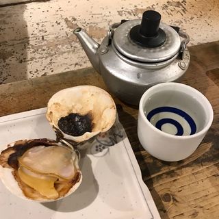 ホンビノスの殻焼き(2個)(上野 アメ屋横丁 トロ函 （トロバコ）)