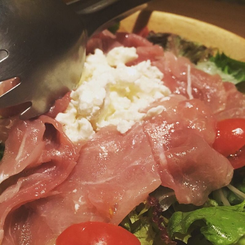 生ハムとフェタチーズのグリーンサラダ(肉とチーズのお店 大森店)