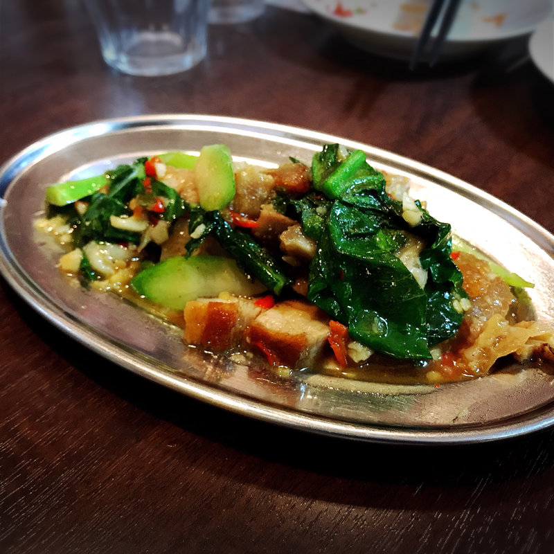 カナーとムークローグ（揚げ豚）(タイ東北モーラム酒店)