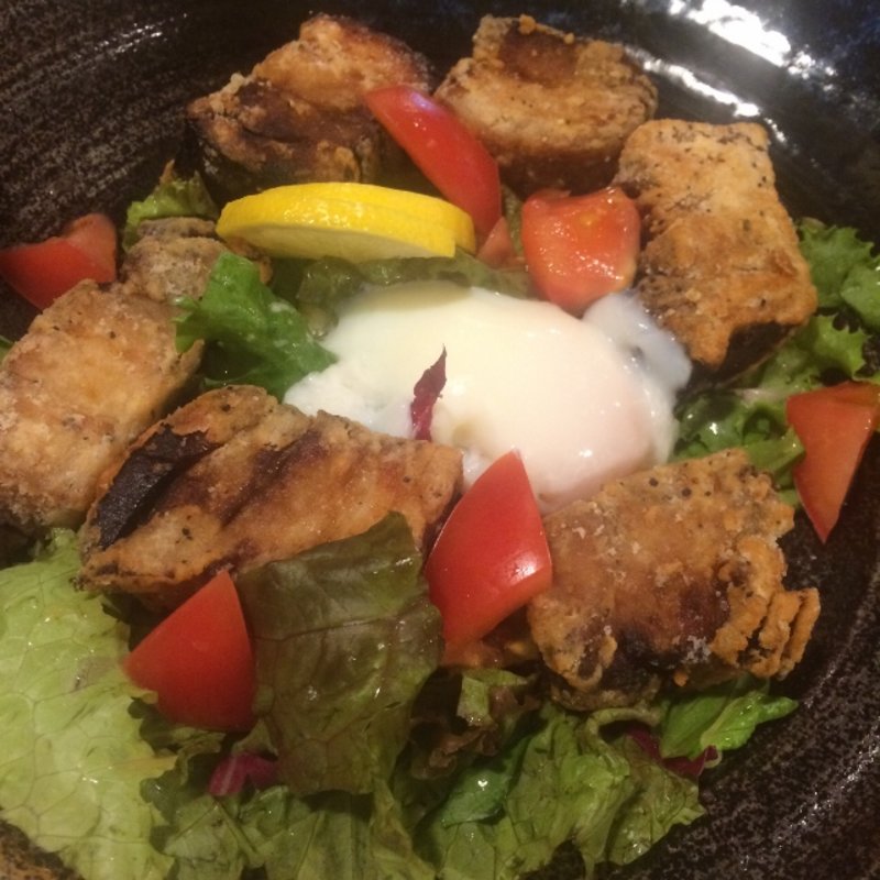 角煮の唐揚げ温泉玉子添え(大阪本町肉酒場閑太郎)