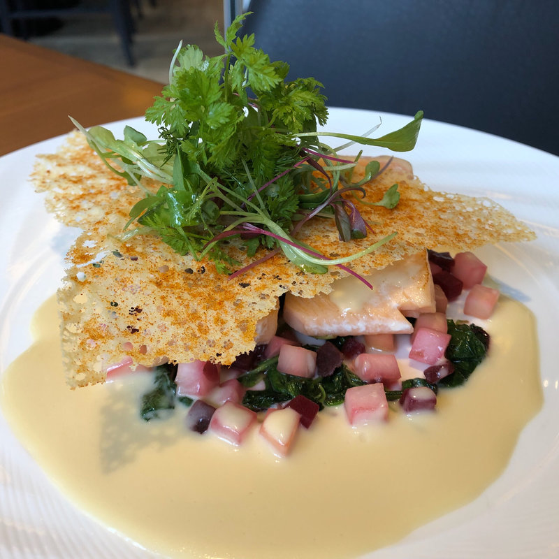 ノルウェーサーモンの低温ロースト 　蜘蛛の巣に見立てたスパイス風味のチュイル☆ ライスorパンがセット 　茸のタプナード添えて(カフェ クベール （CAFE COUVERT）)