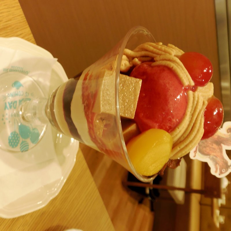 渋皮栗とぶどうのモンブランパフェ(アフタヌーンティー・ティールーム 横浜ジョイナス)