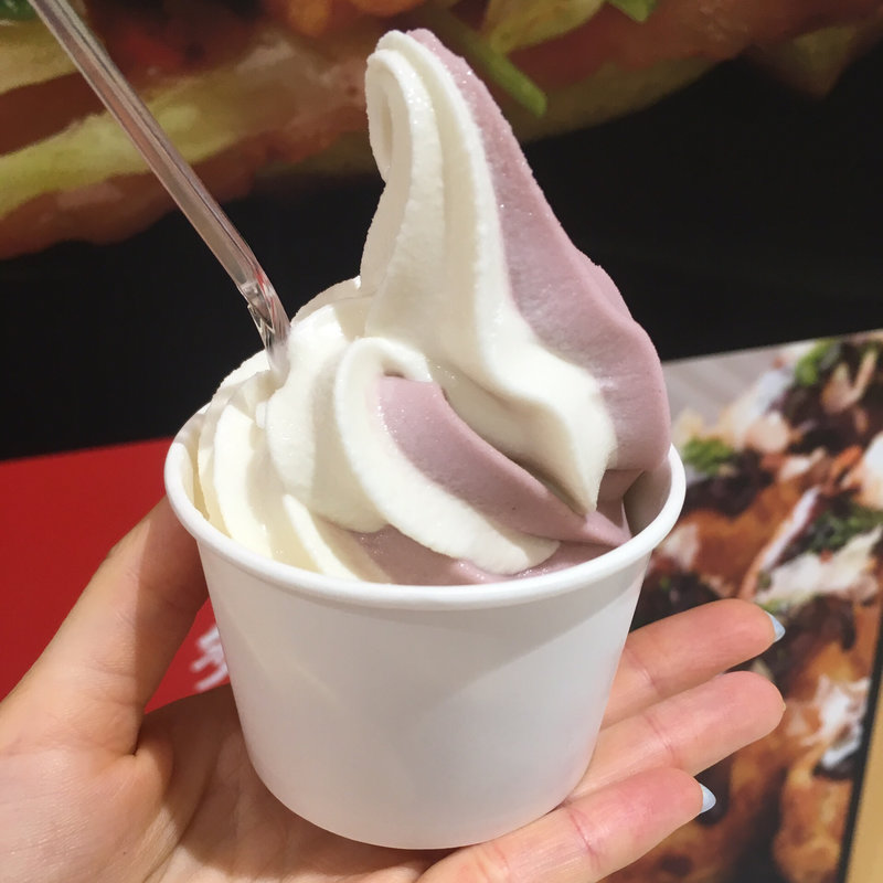 巨峰ミックスソフトクリーム(おめで鯛焼き本舗・たこ焼)