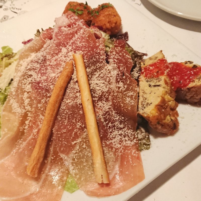 パルマ産生ハムと季節の前菜シーザーサラダ(サンタ・アンジェロ)