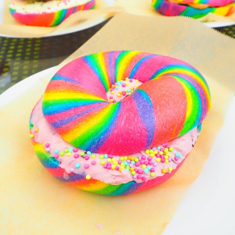 レインボーベーグル(コーヒー&ブレッド カラカラ 沖縄)