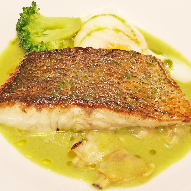 スズキの鉄板焼き あさりとパセリのグリーンソース(BIKiNi SIS)