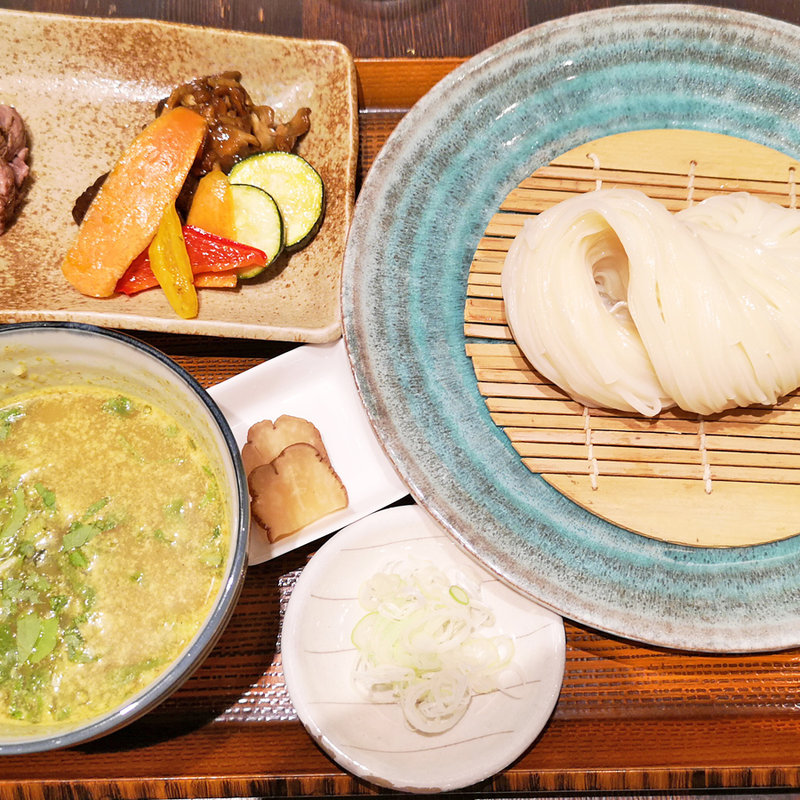 馬肉の冷しゃぶと彩り野菜の稲庭カレーつけうどん(秋田 眞壁屋 Esola池袋店)