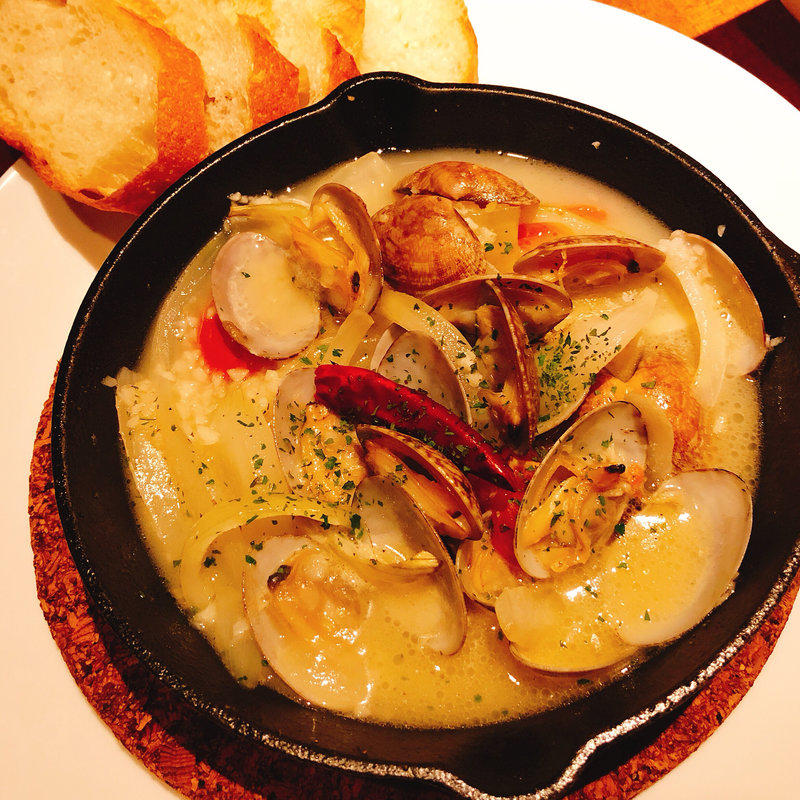 ボンゴレビアンコ バケット添え(鉄板ビストロ恵比寿)