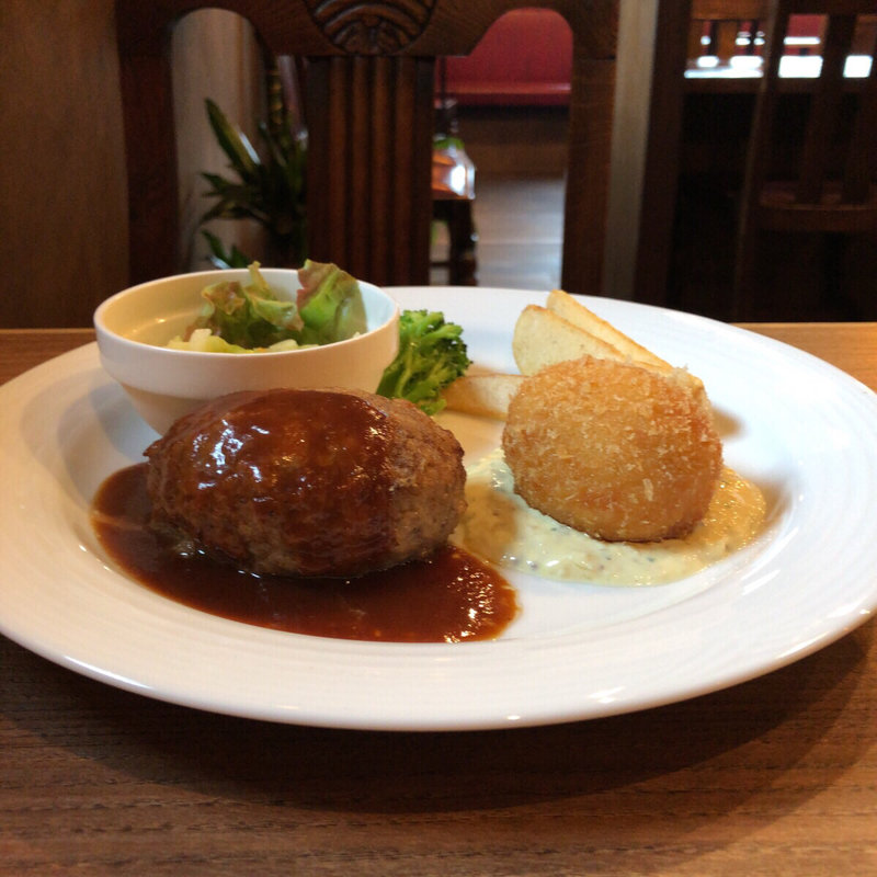 ハンバーグ&エビクリームコロッケ(喫茶 赤いサニー)
