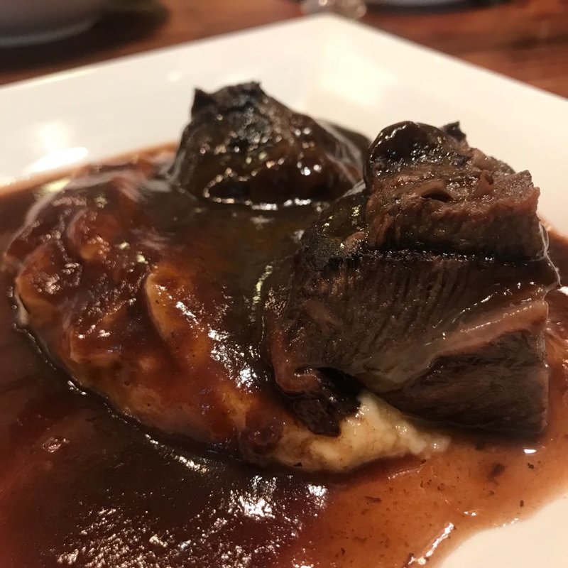 牛頬肉の赤ワイン煮込み、ホワイトトリュフの香るマッシュポテトを添えて(赤白 （KOHAKU）)