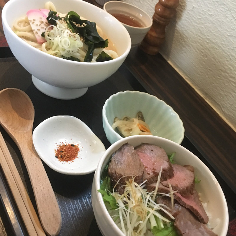 つゆだく胡麻だれうどんとミニローストビーフ丼(WABAR)