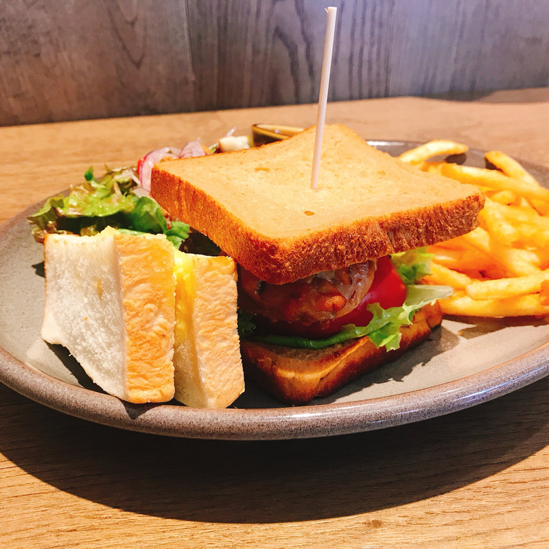 ジューシー照り焼きチキンとローストオニオンのサンドイッチ(eightdays dining)