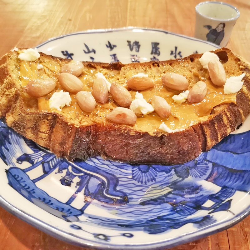 bricolage bread tartine(はちみつ)今牧場の山羊チーズ、千葉県産塩茹で落花生、蜂蜜、bocchiピーナッツバター(bricolage bread and co.)