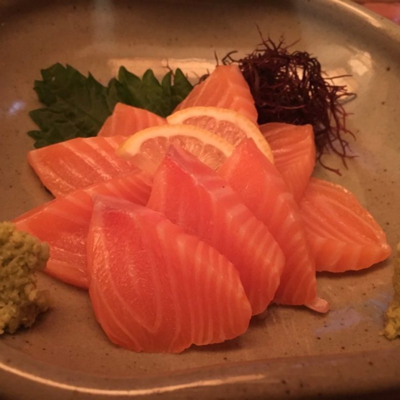 サーモン刺(居酒舎にし山)