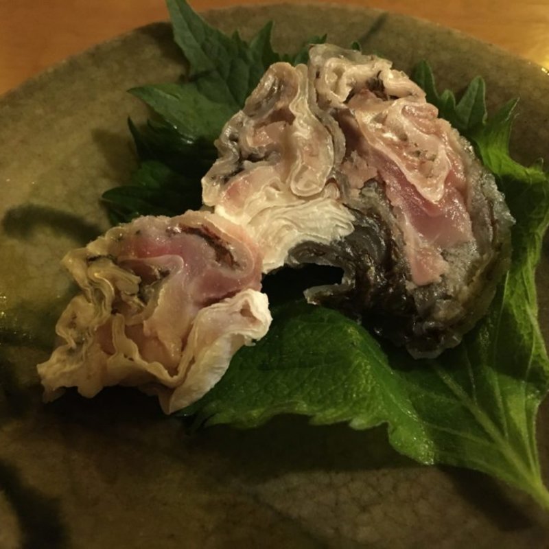 鯛の皮を巻き簀で巻いたもの(長崎洋和食のだ屋)