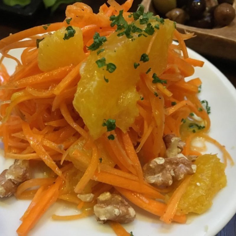 人参とオレンジとクルミのサラダ(Muckey's Bar （ムッキーズバー）)