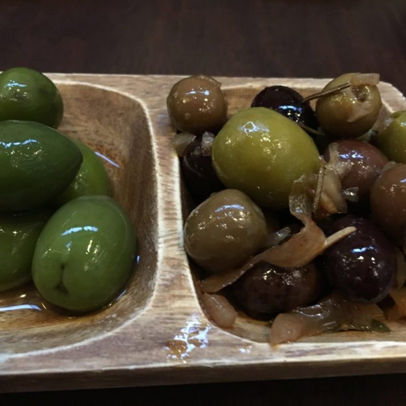 オリーブの食べくらべ(Muckey's Bar （ムッキーズバー）)