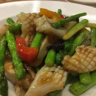 季節野菜とイカの炒め(群来軒)