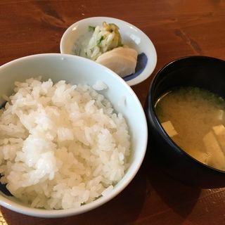 御飯・豆腐の味噌汁・漬物(あかま)