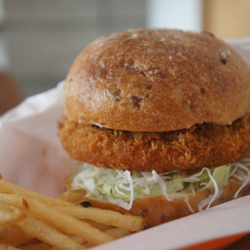 ハムカツバーガー(GRAPHY NEZU CAFE&LOUNGE｜根津 スイーツカフェ)