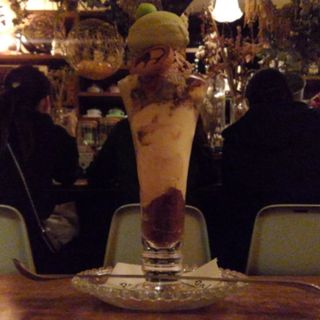 ピスタチオとチョコレートのパフェ(夜パフェ専門店 パフェテリア パル)