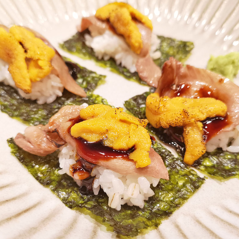 炙り雲丹のせ牛たん巻き(牛たん炭焼 利久 エソラ池袋店)