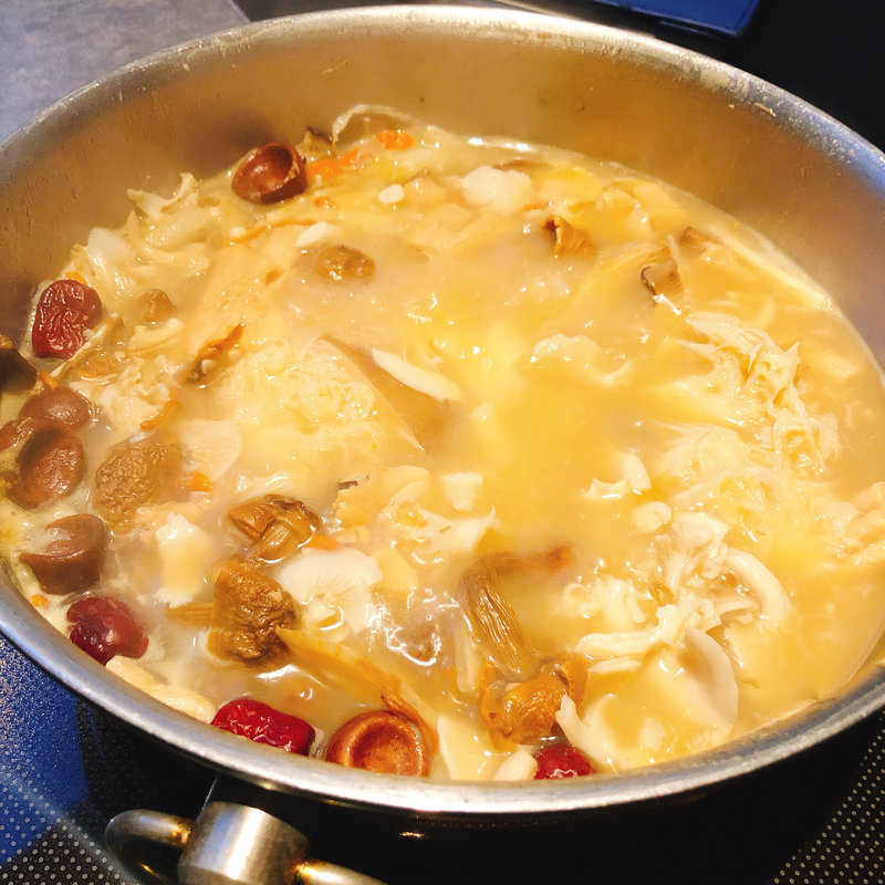 雲南薬膳鍋　小(御膳房 銀座店 （中国雲南料理、雲南キノコ火鍋専門店）)