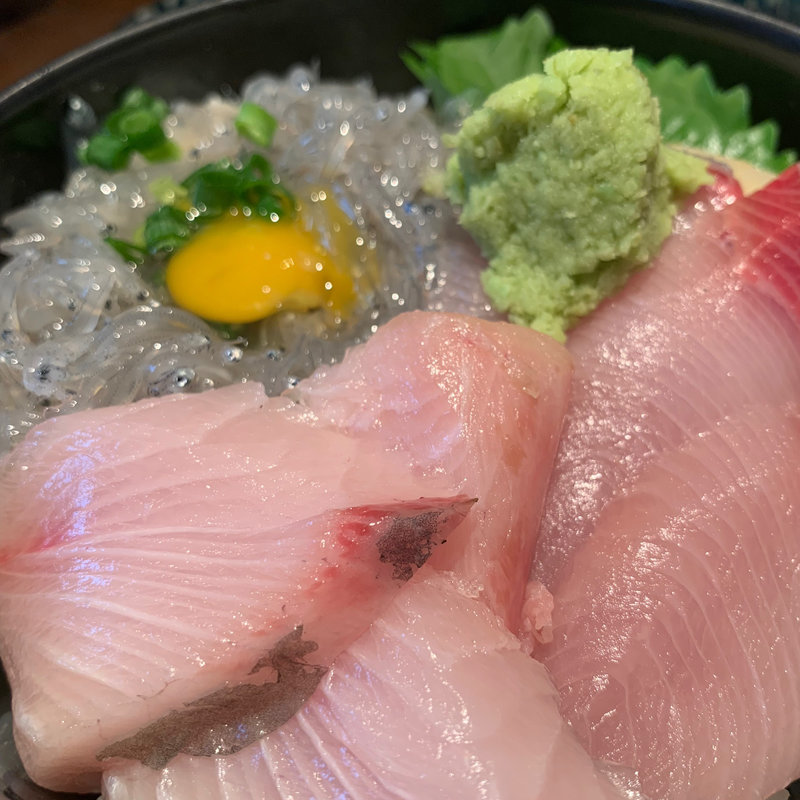 生しらすとブリ丼(魚菜はざま )