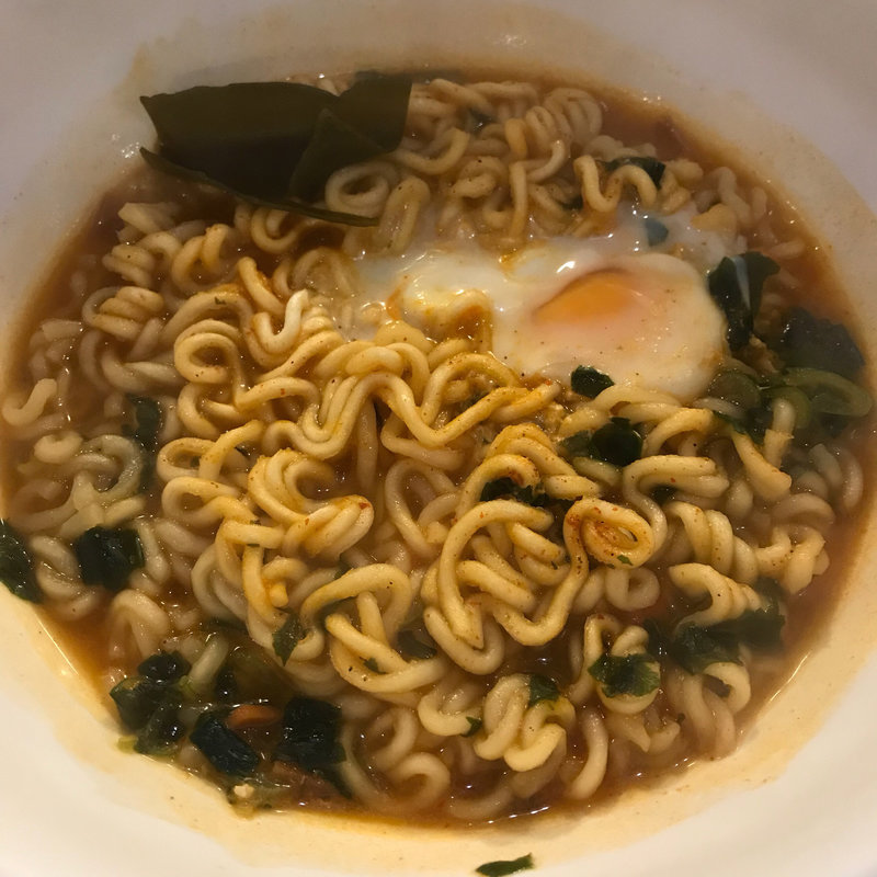 韓国の屋台ラーメン(韓国食堂サムギョプサル)