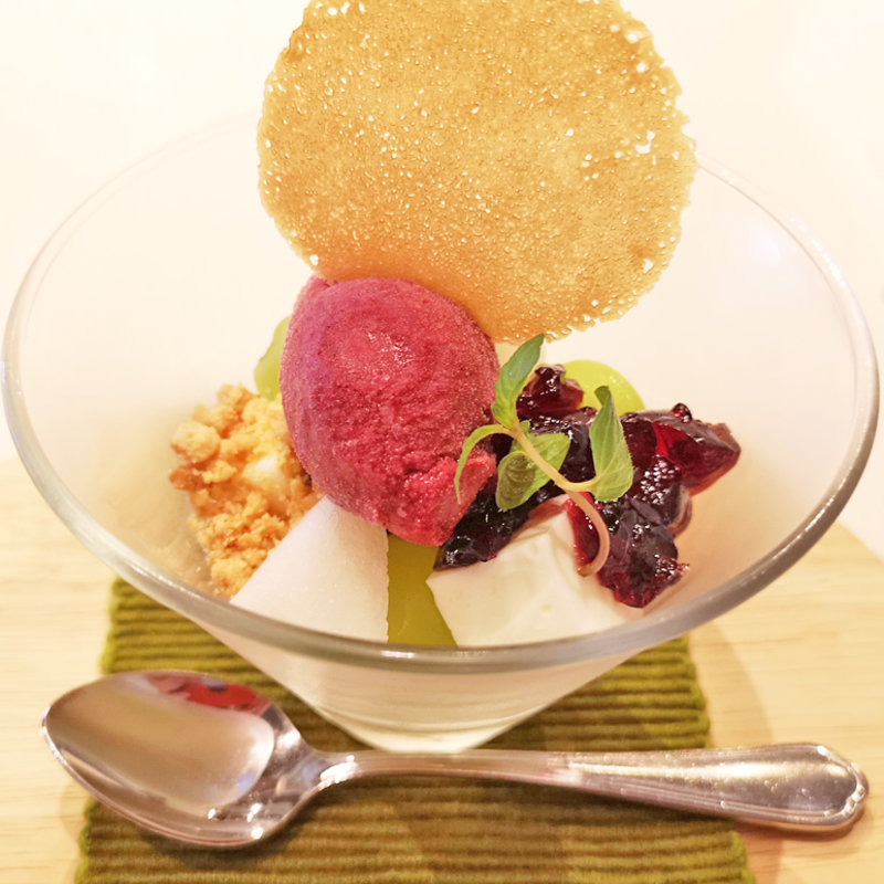 季節のフルーツとヨーグルトソースのヴェリーヌ(タストゥー)