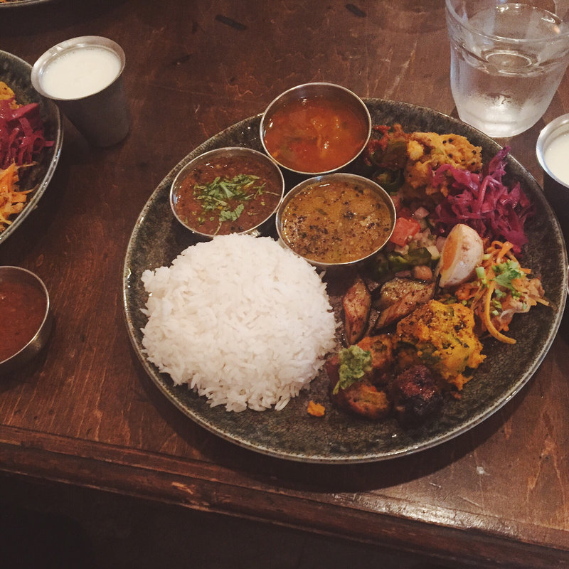 カレープレート(2種盛り)(虎子食堂（TORANOKO SHOKUDO）)