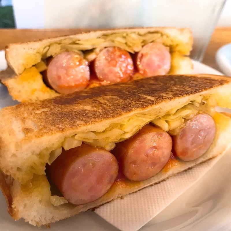 ホットサンド ソーセージとカレーキャベツ(コーヒーとサンドイッチ おかもと)