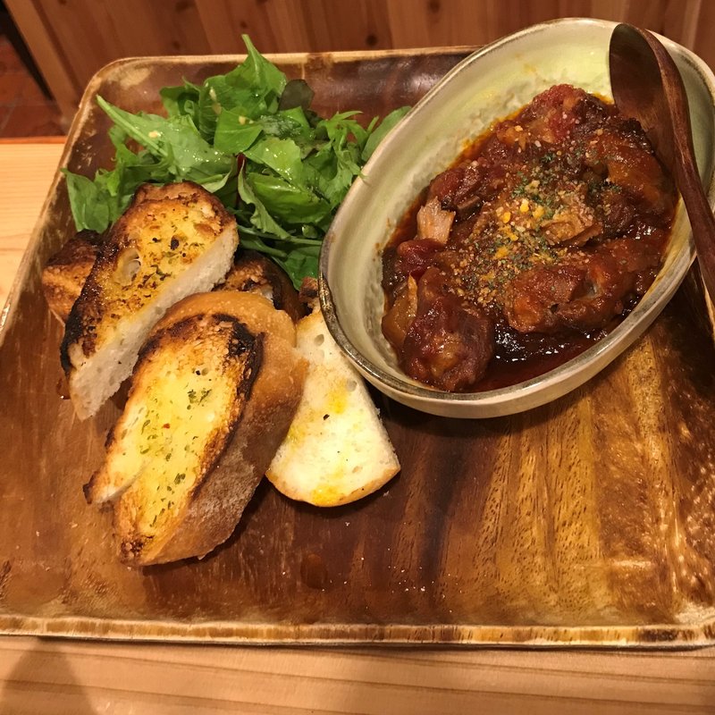 軟骨ソーキトマト煮 ガーリックトースト添え(波止場食堂)