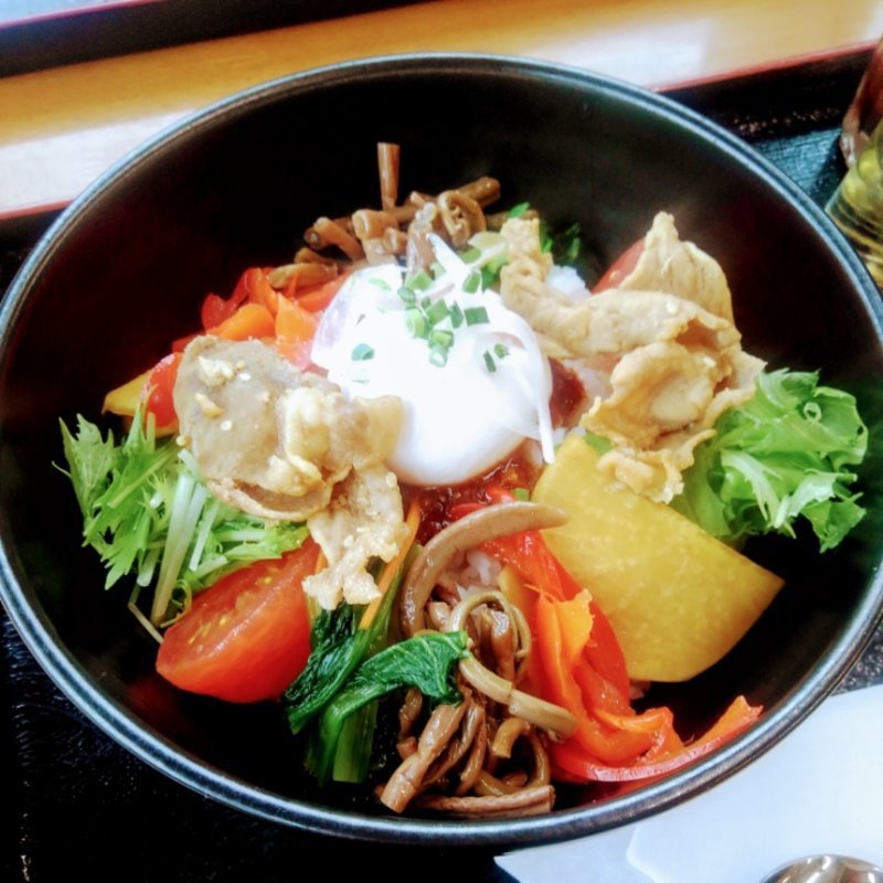 夏の西和賀 ビビンバ丼(道の駅 錦秋湖 （ミチノエキ キンシュウコ）)