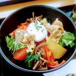 夏の西和賀 ビビンバ丼(道の駅 錦秋湖 （ミチノエキ キンシュウコ）)