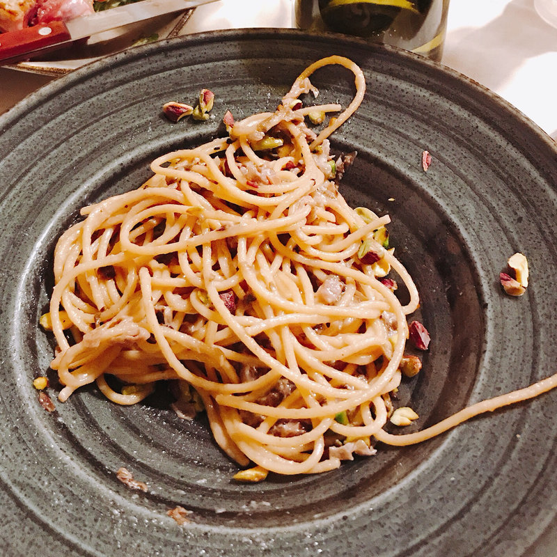 ピスタチオとラディッキオ、ピスタチオパウダーのキタッラ(Convivio Borgo San Lorenzo)