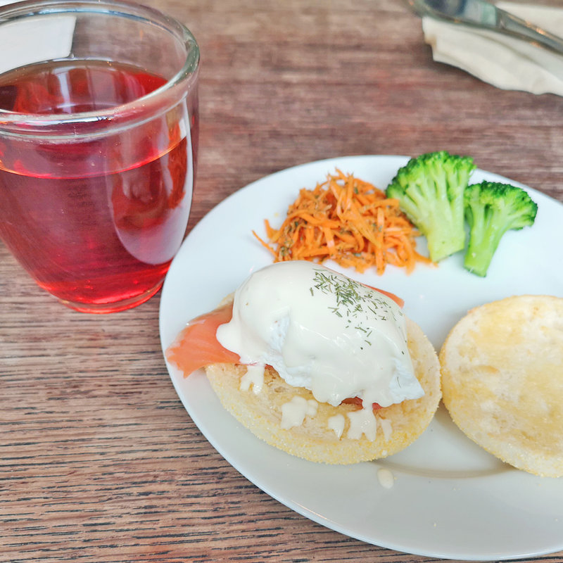 エッグベネディクト(カフェ ポーズ)