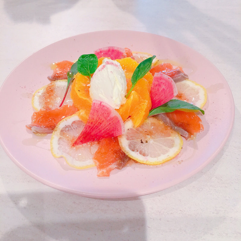 生サーモンと檸檬、クリームチーズ(SOZAI バル & fresh juice)