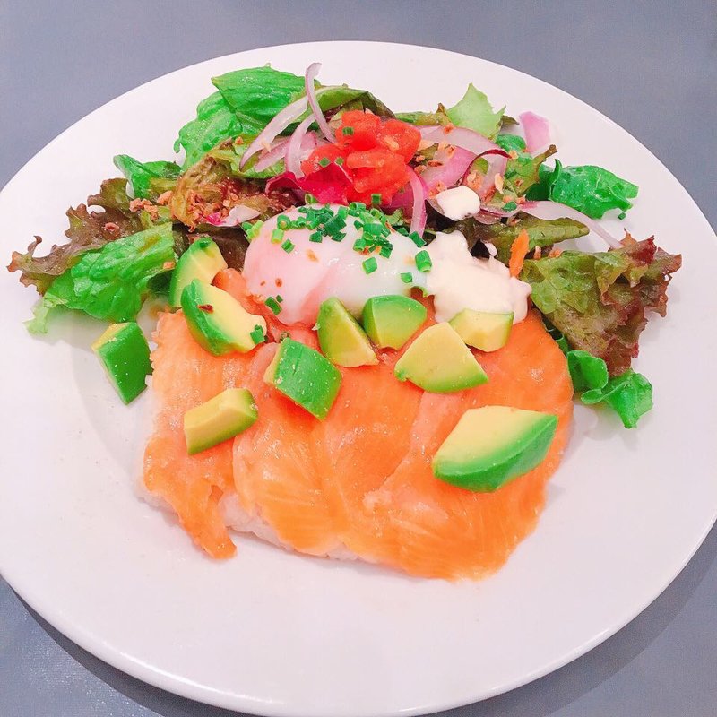 温泉卵とスモークサーモンの西洋ワサビクリームソース(フォブコープ 京都店 （Ｆ．Ｏ．Ｂ　ＣＯＯＰ）)