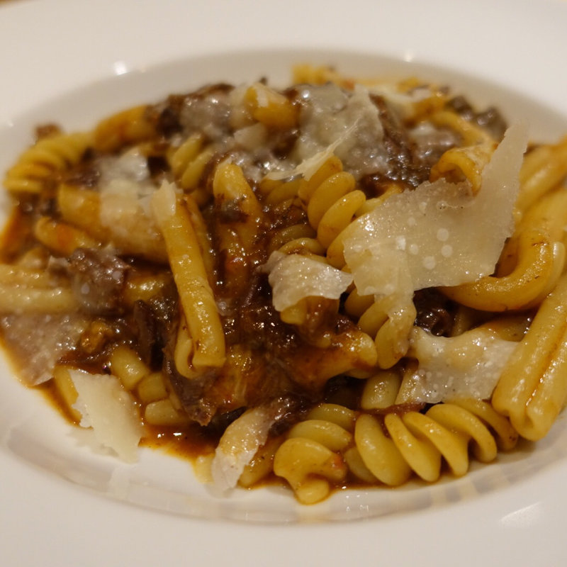 牛ほほ肉とポルチーニ茸の赤ワインソースのショートパスタ(タベルナ・デル・ヴィットリオ)